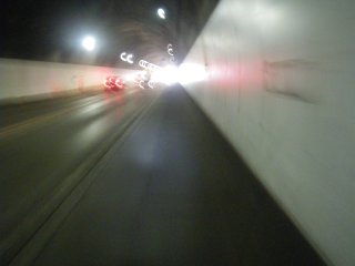 藤ヶ崎トンネルは右側歩道を走行