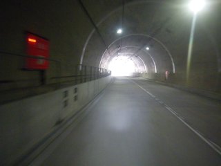 ようやく見えた敦賀半島トンネル出口