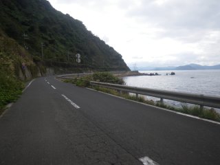 菅浜黒藤トンネルを迂回して海岸沿いを走る。良い道。