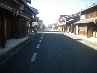 うだつの上がる町並みを走る