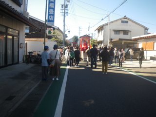 関ケ原の赤坂地区ではお祭り。自転車を押して通る。