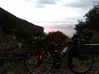 琵琶湖で朝焼け