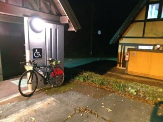 祖山ダム近くのトイレで休憩