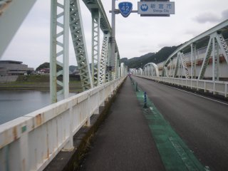 熊野大橋を渡る
