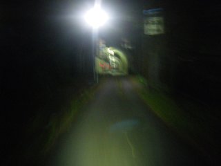 鬼が島歩道トンネルを通る